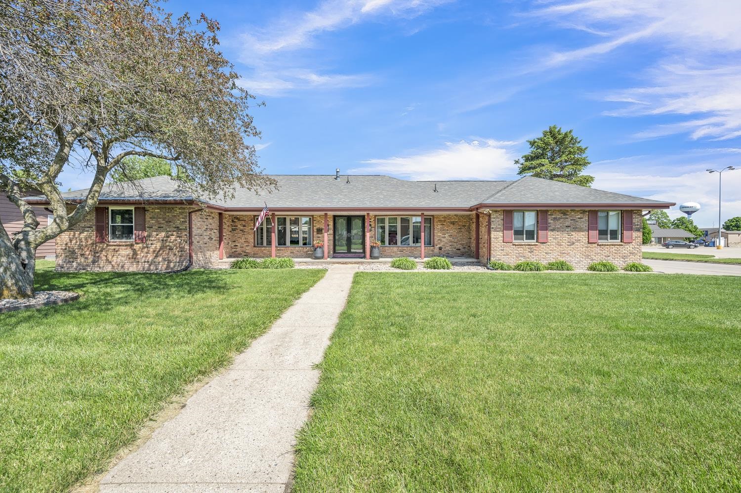 Photo 1 of 32 — 924 1st Avenue SW, Spencer, IA 51301