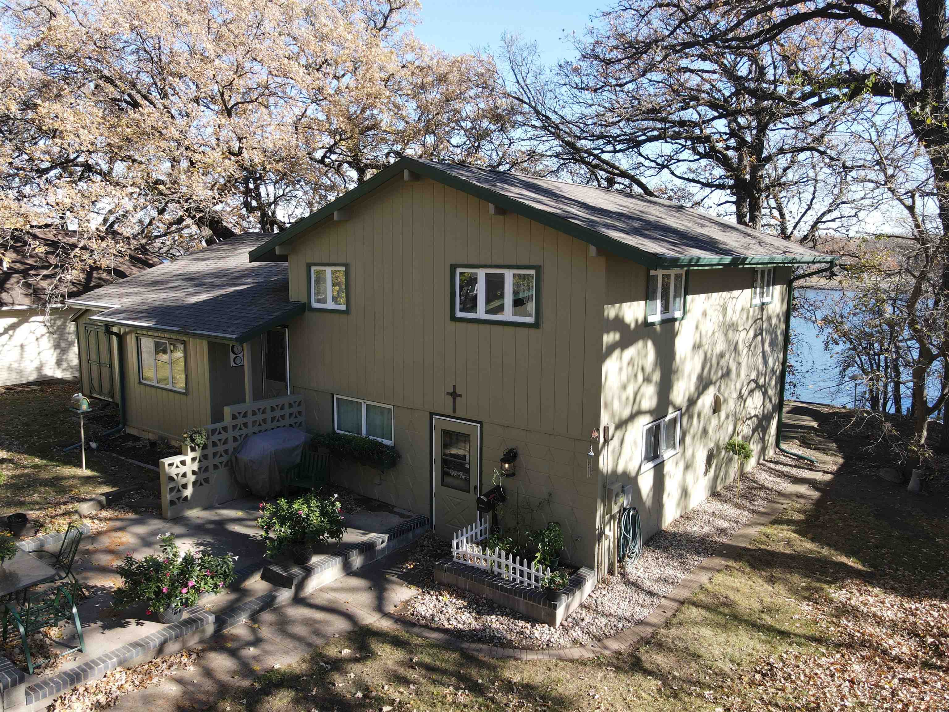 Photo 1 of 28 — 402 15th Street, Spirit Lake, IA 51360