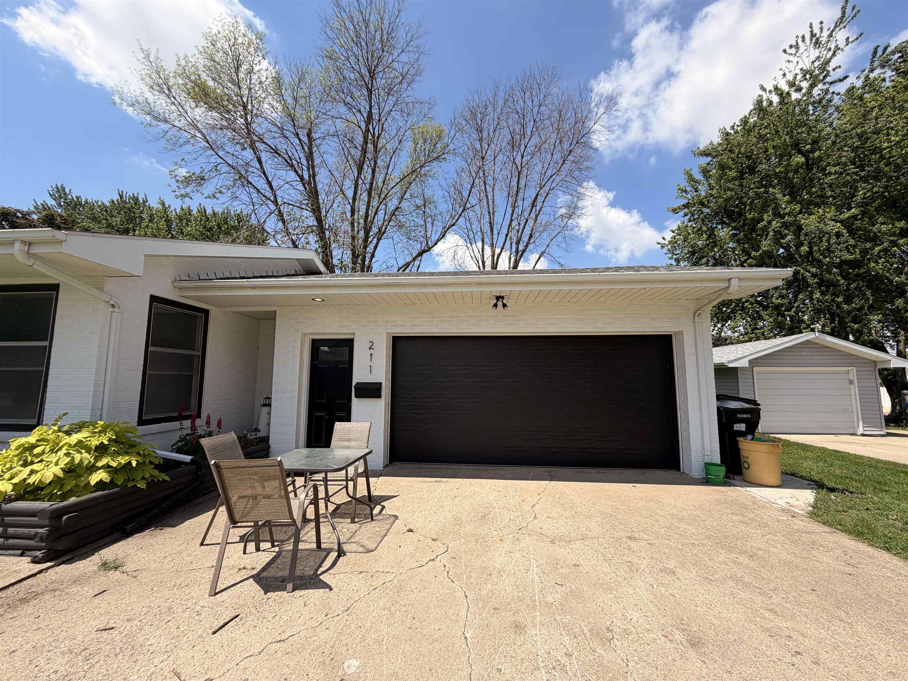211 N 6th Avenue W - Photo 3