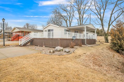 Photo of 1206 Wood Duck Road, Arnolds Park, IA 51331 (MLS # 260101)