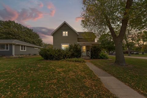 Photo of 1808 Broadway Street, Emmetsburg, IA 50536 (MLS # 251312)