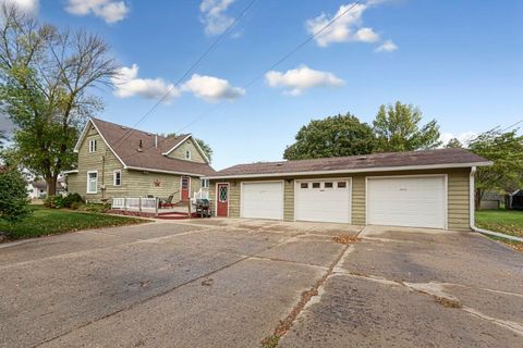 Photo of 1808 Broadway Street, Emmetsburg, IA 50536 (MLS # 251312)