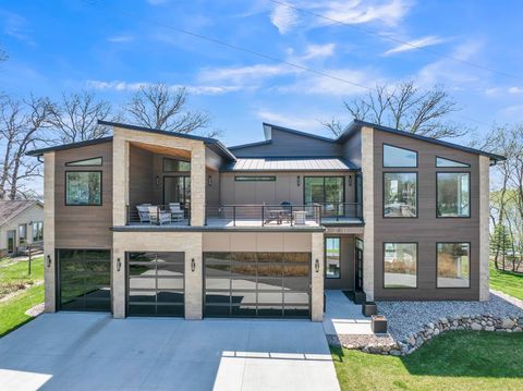 Photo of 2411 Lakeshore Drive, Wahpeton, IA 51351 (MLS # 260270)