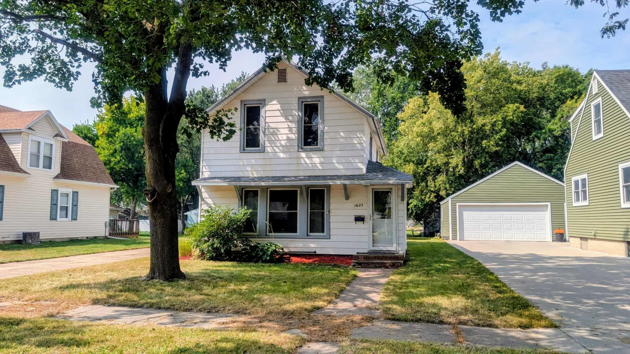 Photo 1 of 20 — 1625 3rd Avenue E, Spencer, IA 51301