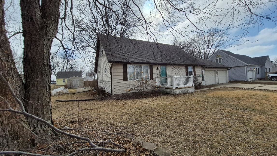 Photo 1 of 33 — 1420 1st Avenue N, Estherville, IA 51334