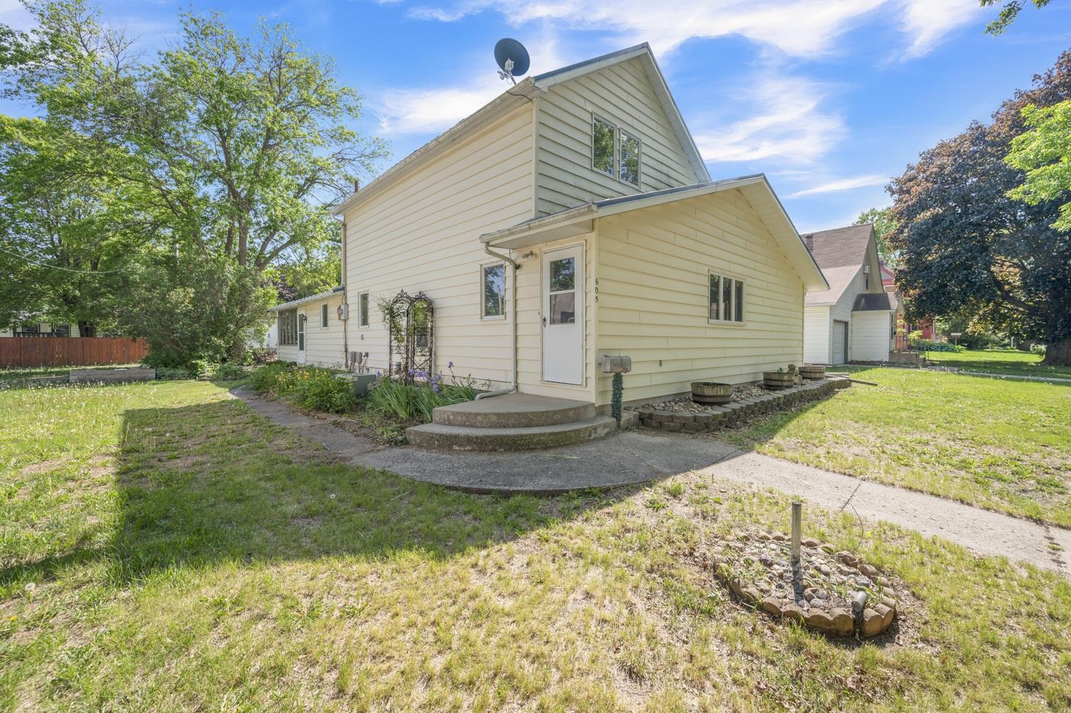 Photo 1 of 28 — 605 20th st, Spirit Lake, IA 51360