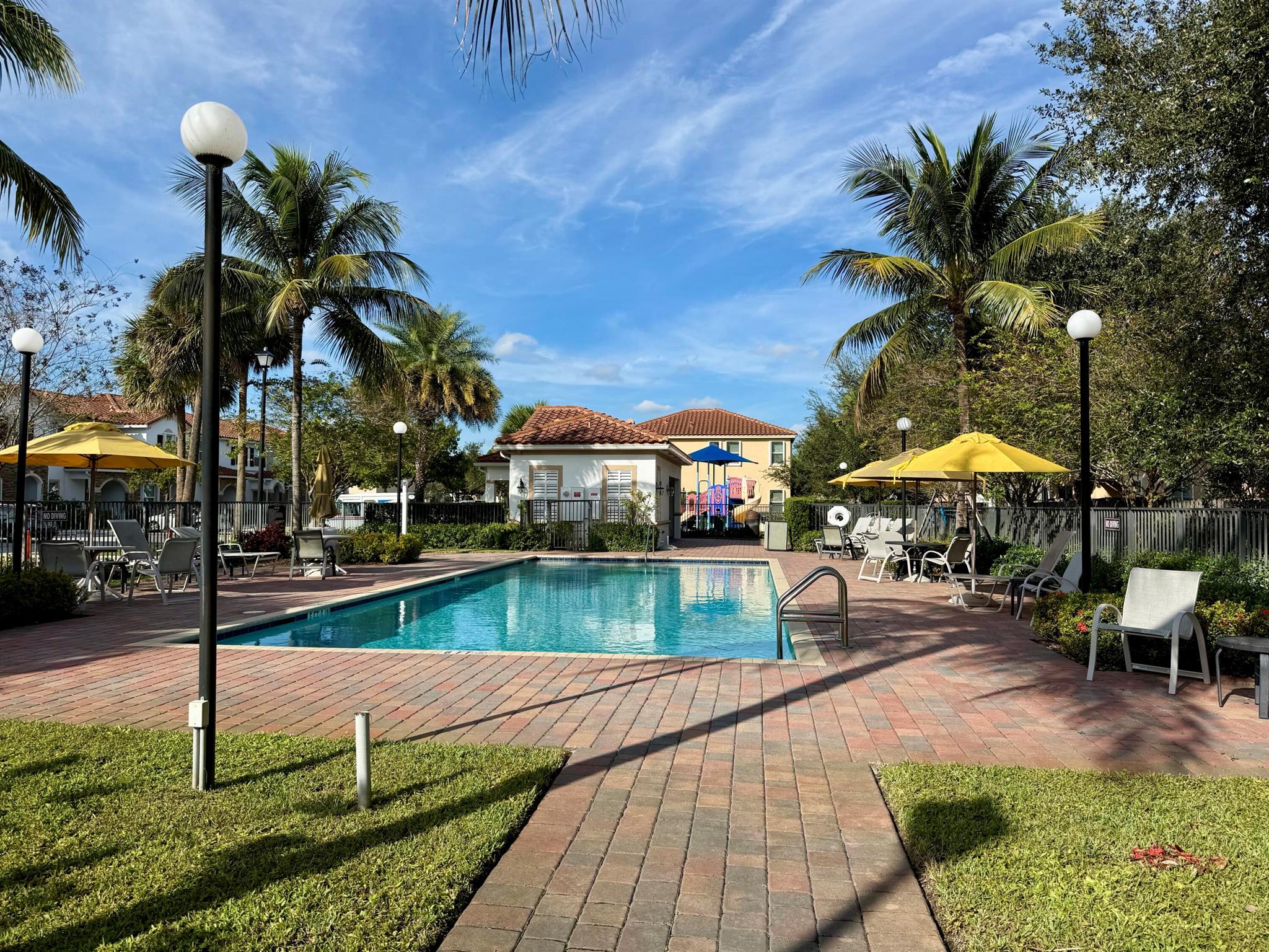 CHARLESTON COMMONS - Residential Lease