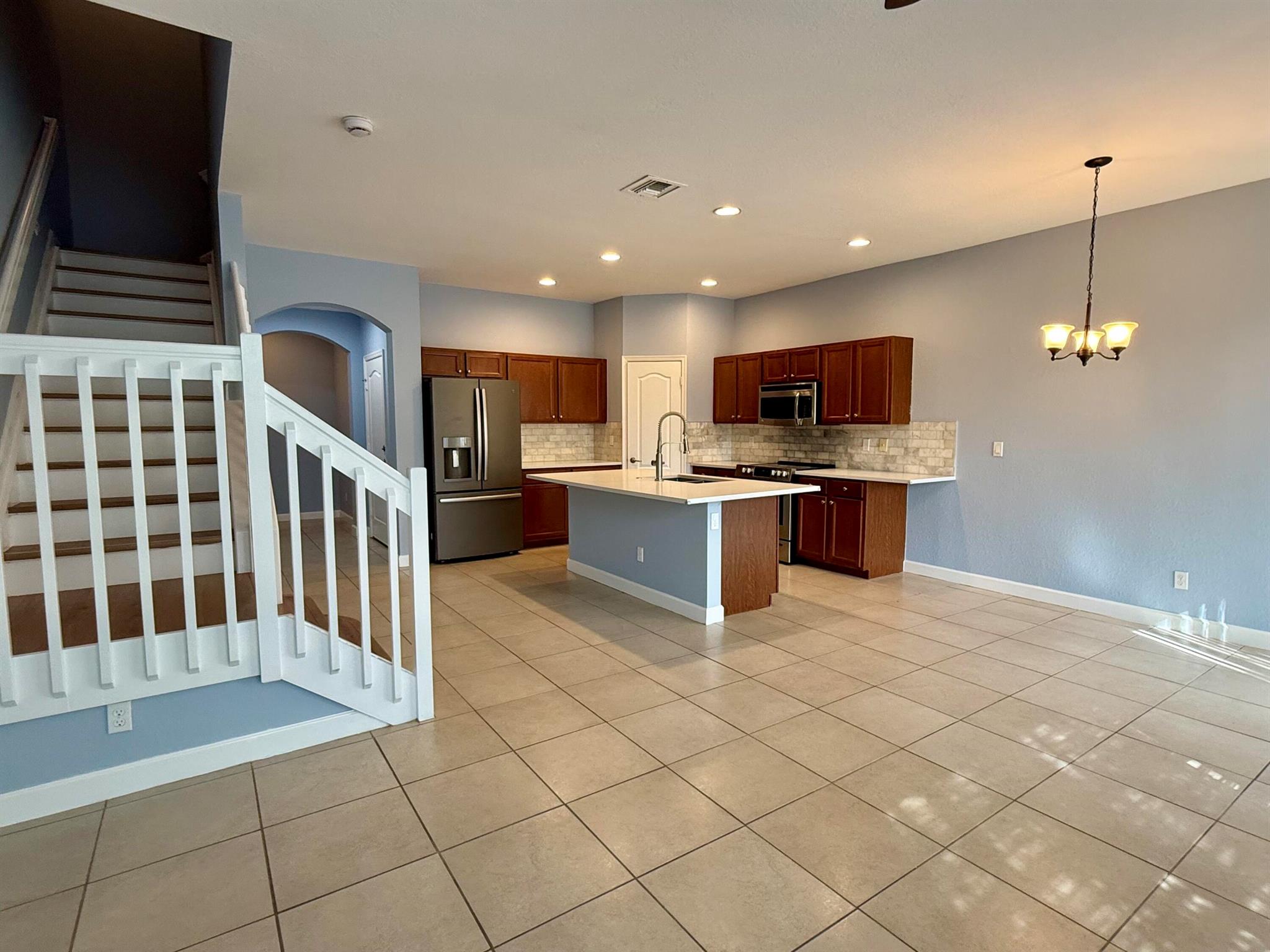 CHARLESTON COMMONS - Residential Lease