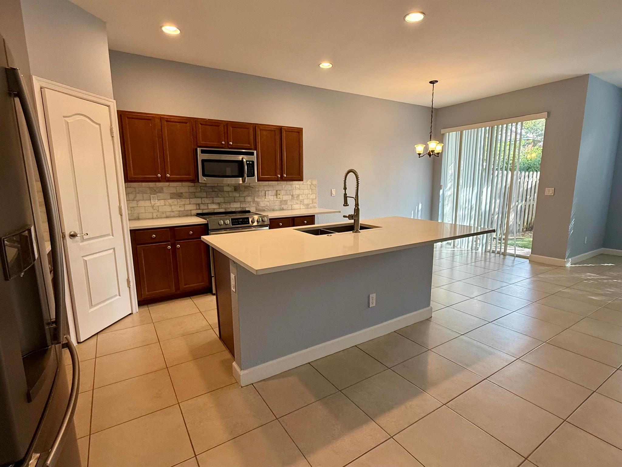 CHARLESTON COMMONS - Residential Lease