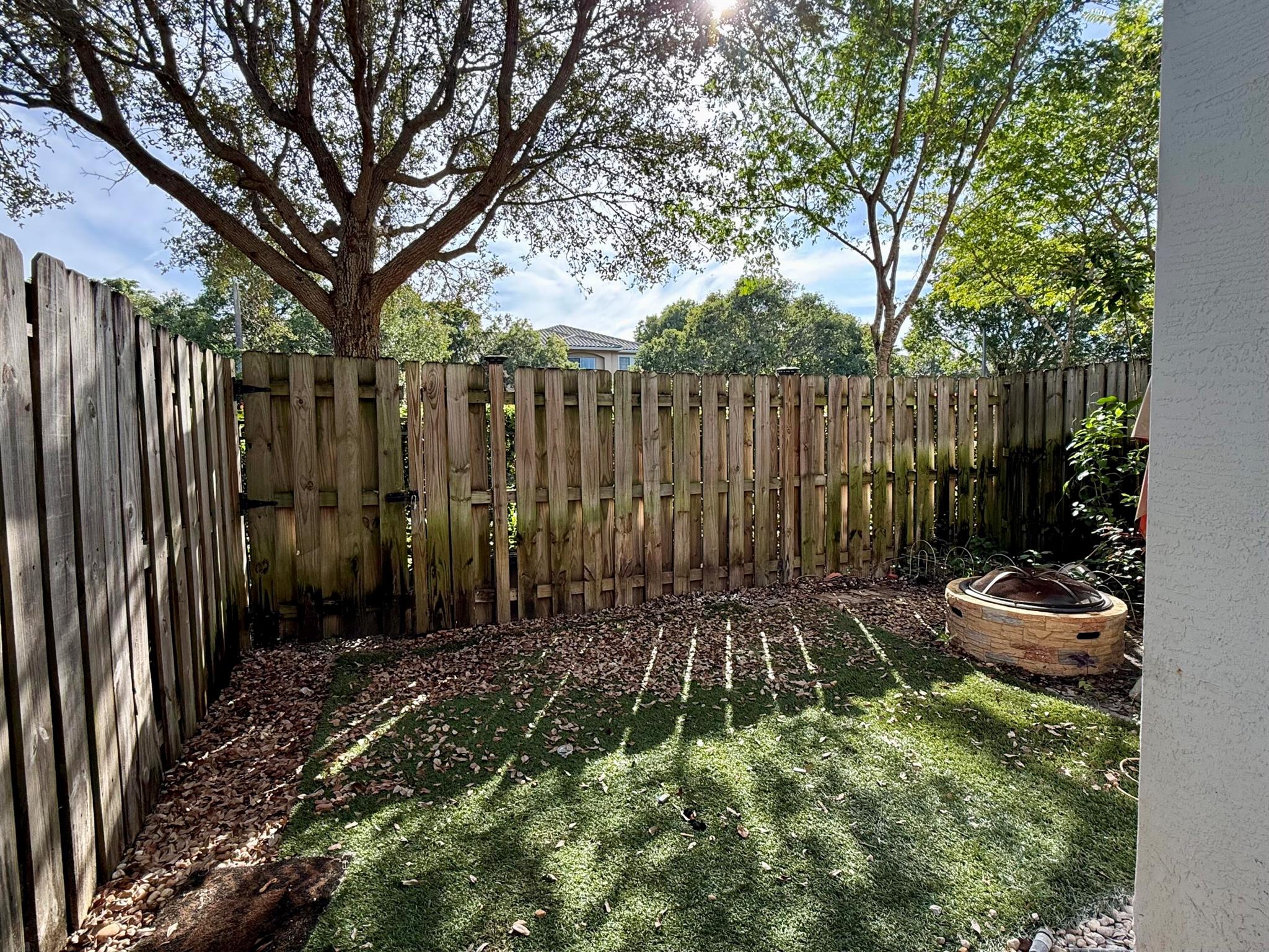 CHARLESTON COMMONS - Residential Lease