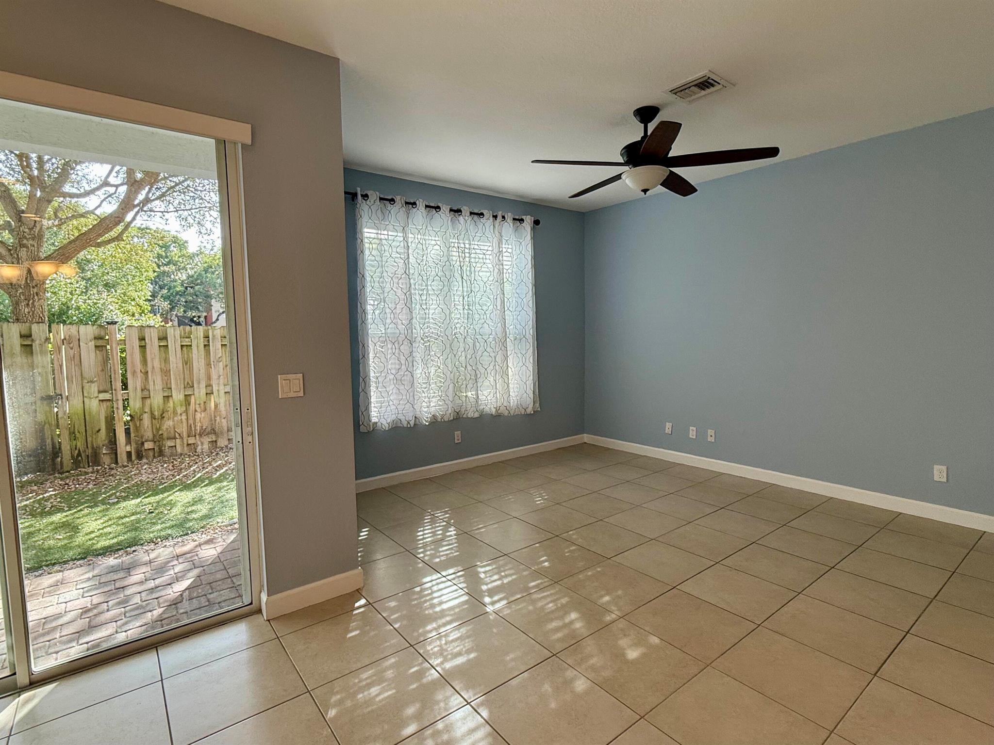 CHARLESTON COMMONS - Residential Lease