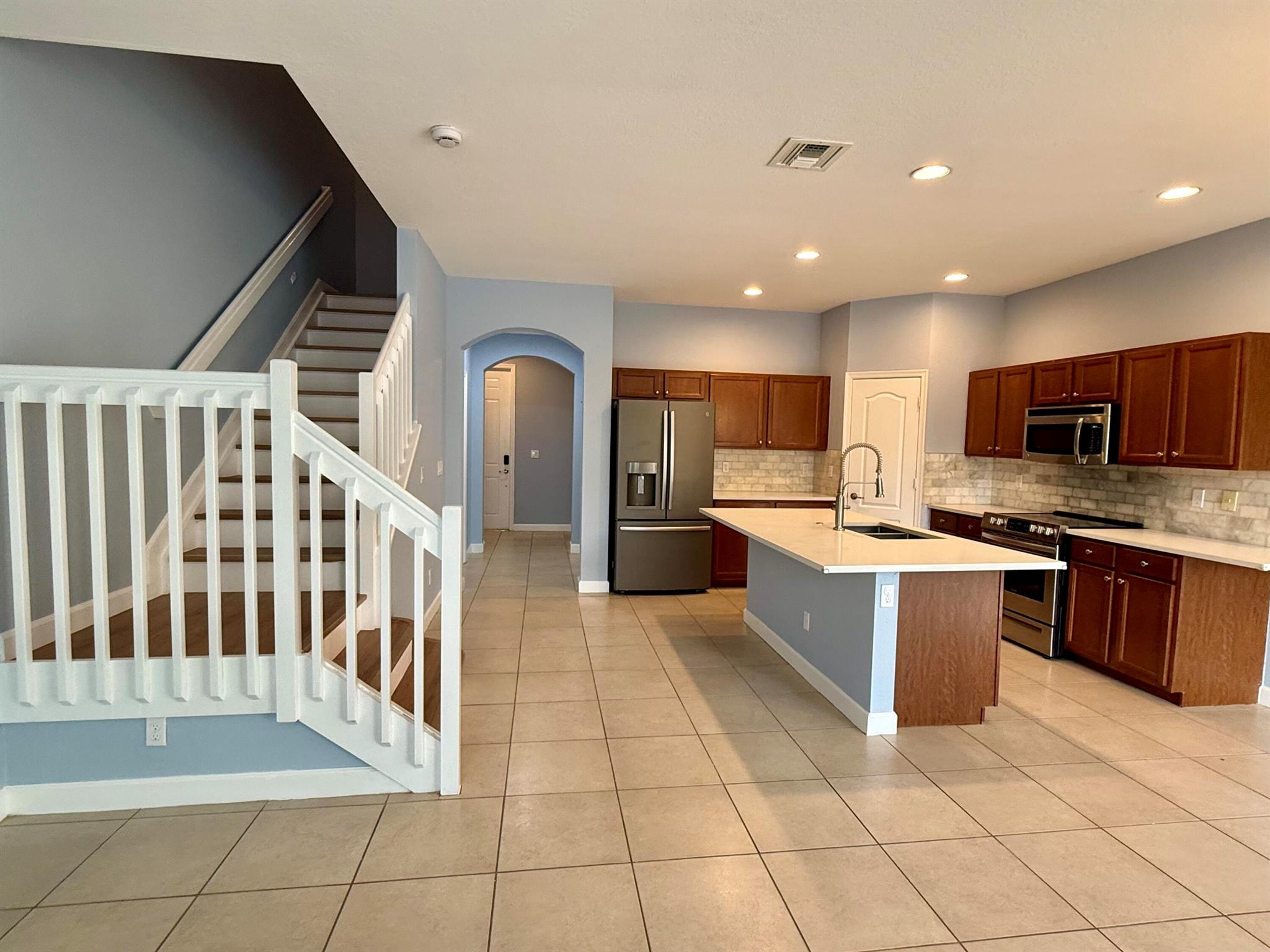 CHARLESTON COMMONS - Residential Lease