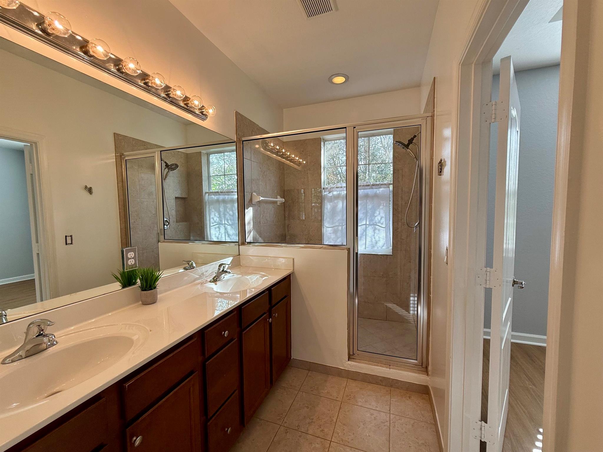 CHARLESTON COMMONS - Residential Lease