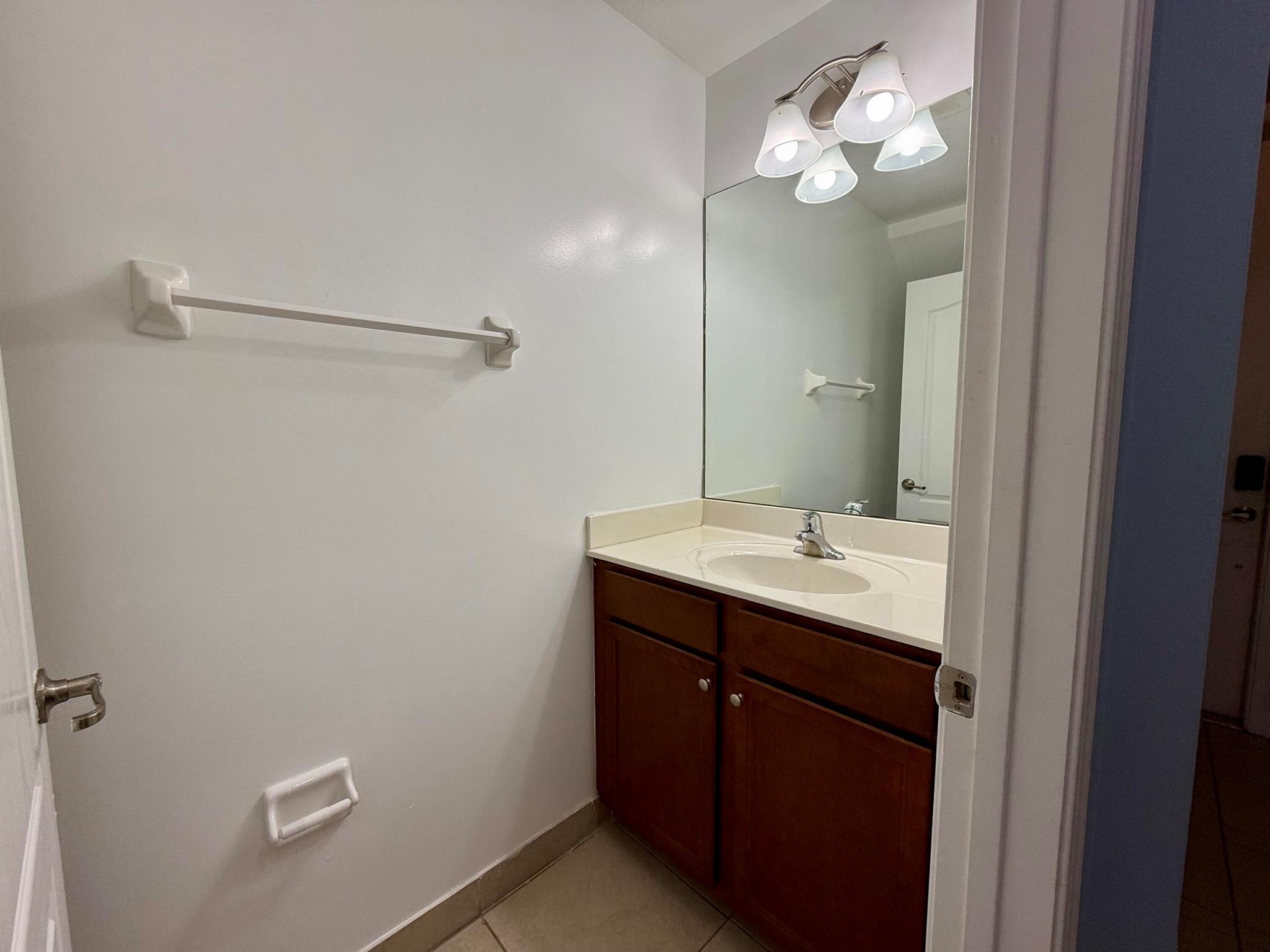 CHARLESTON COMMONS - Residential Lease