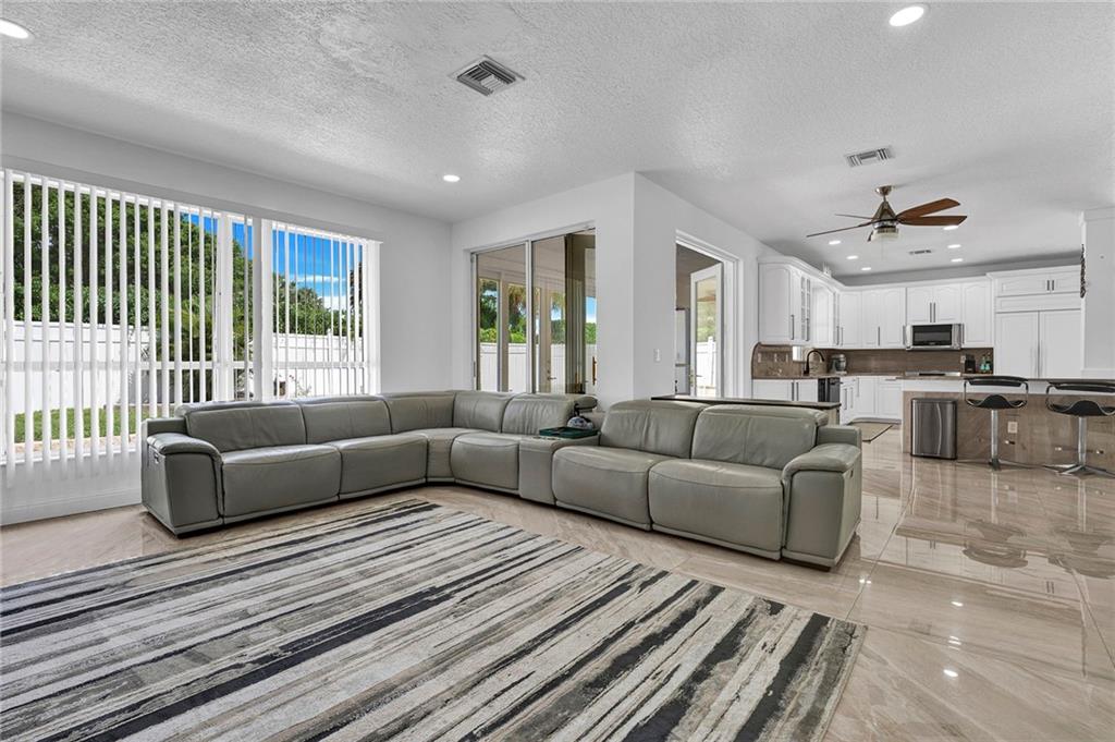 LAKE CHARLESTON - Residential