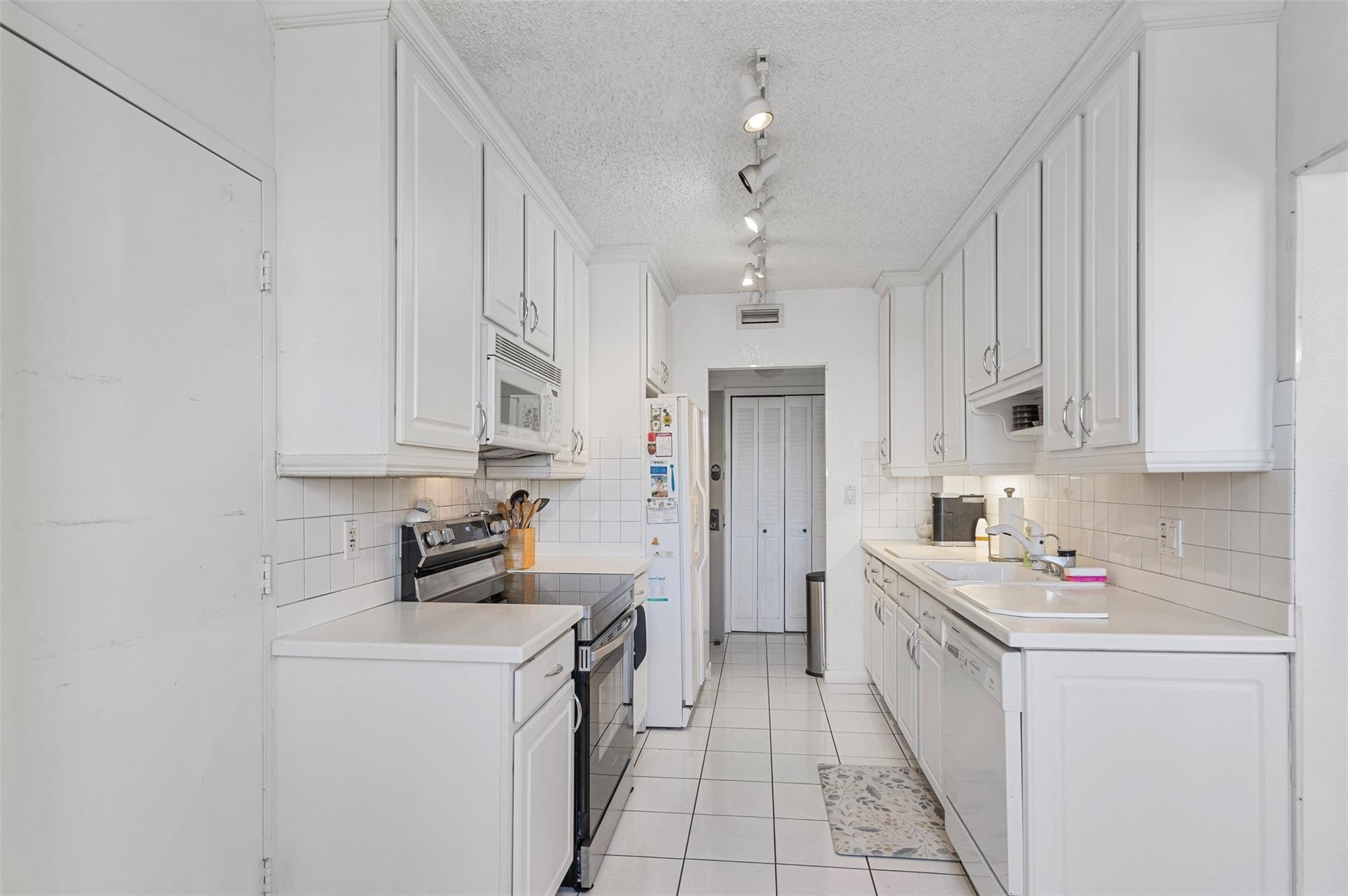 HILLCREST EAST NO 22 COND - Residential