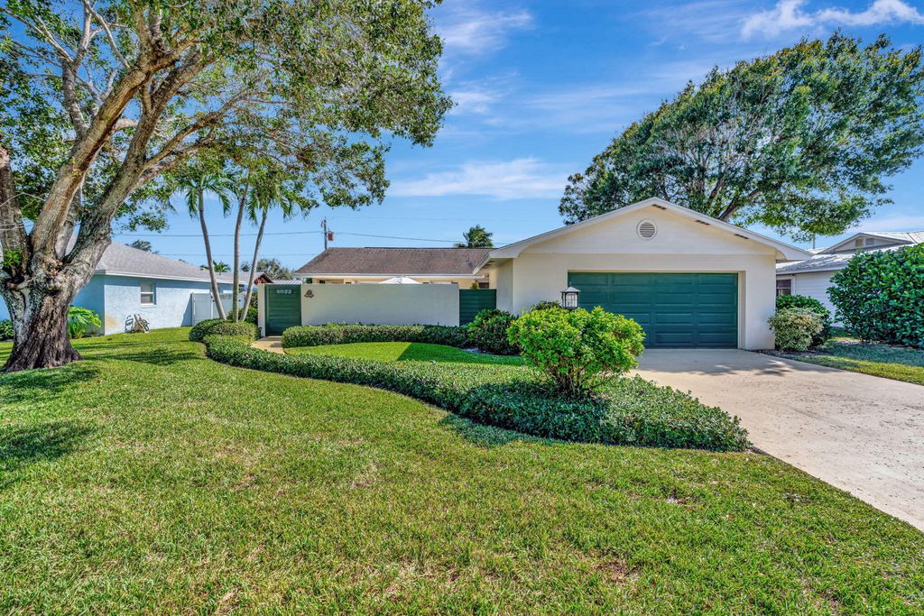 Photo of 8022 SE Helen Terrace, Hobe Sound, FL 33455 (MLS # R11031466)