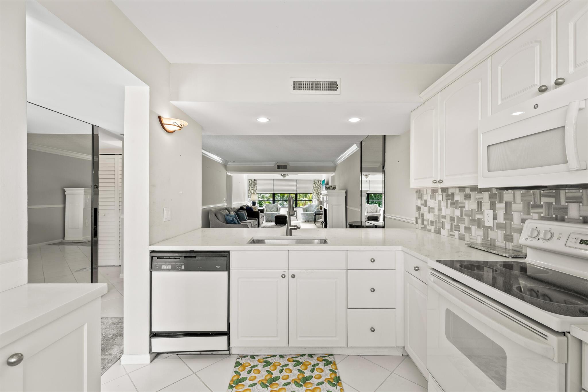 6073 Balboa Circle