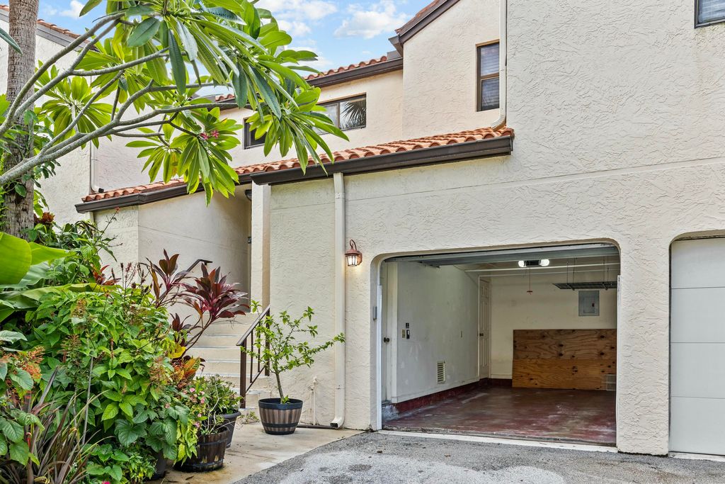 Photo of 15 Via De Casas Sur #204, Boynton Beach, FL 33426 (MLS # R11068501)