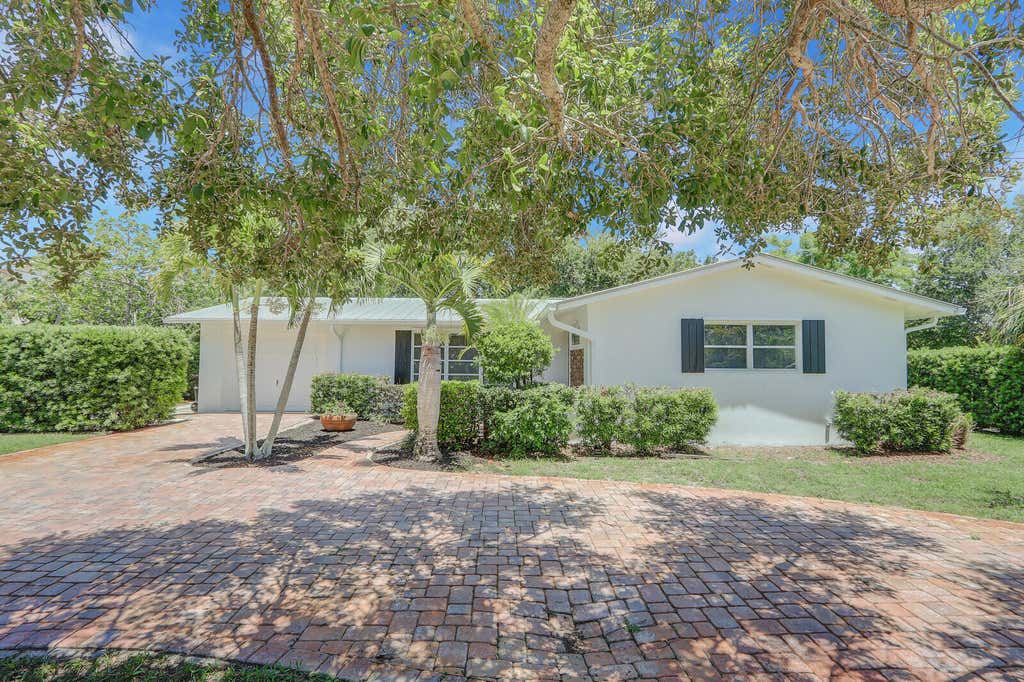 Photo of 421 SE Edgewood Drive, Stuart, FL 34996 (MLS # R11000924)