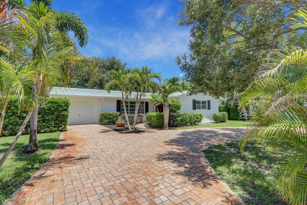 Photo of 421 SE Edgewood Drive, Stuart, FL 34996 (MLS # R11000924)