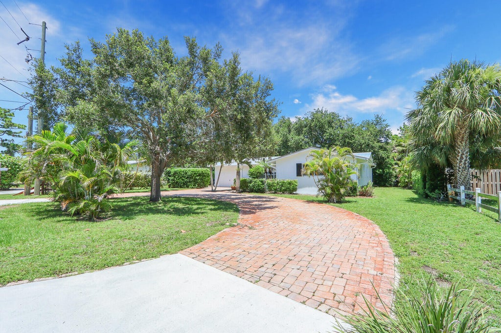 Photo of 421 SE Edgewood Drive, Stuart, FL 34996 (MLS # R11000924)