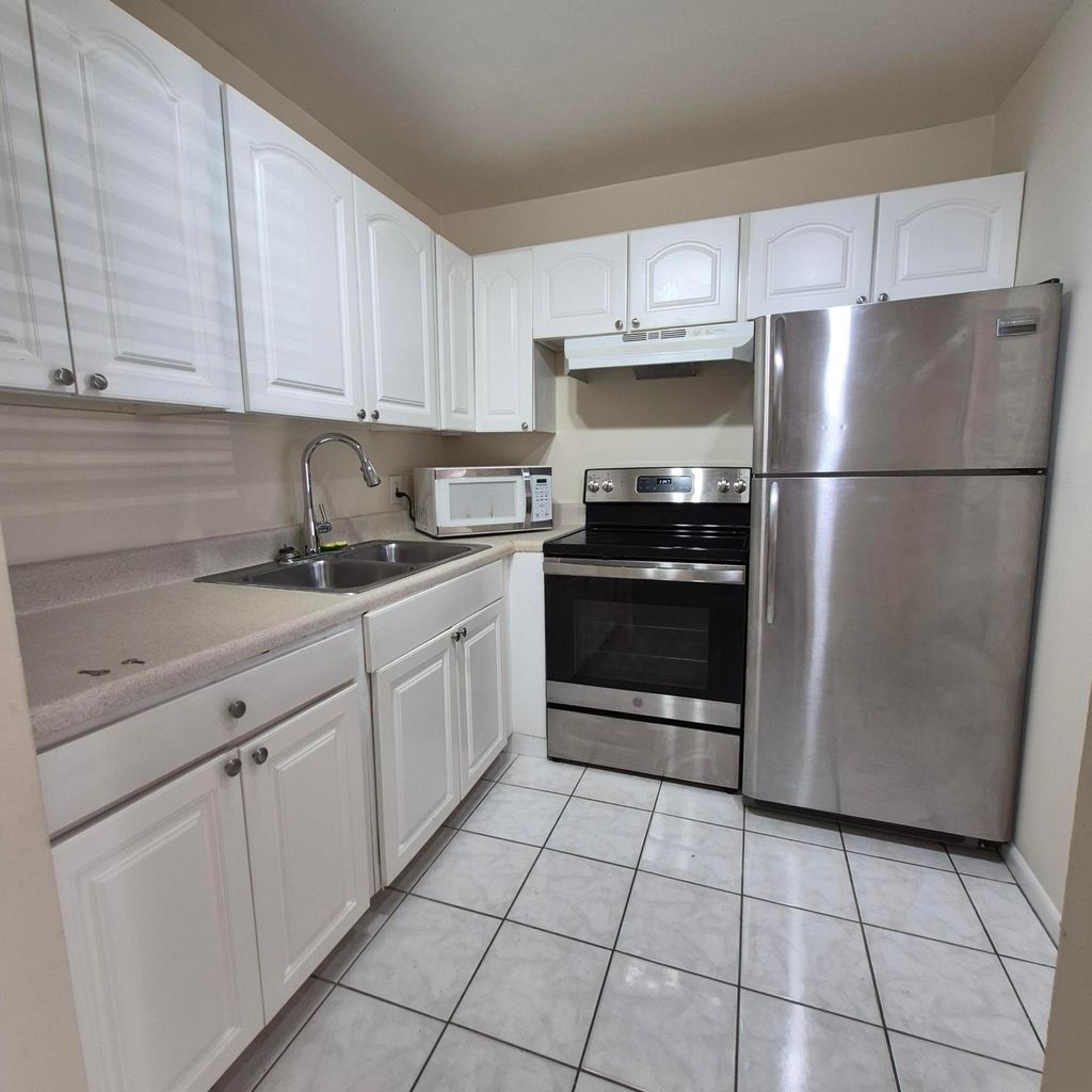 Photo of 118 Kent H, West Palm Beach, FL 33417 (MLS # B26027710)