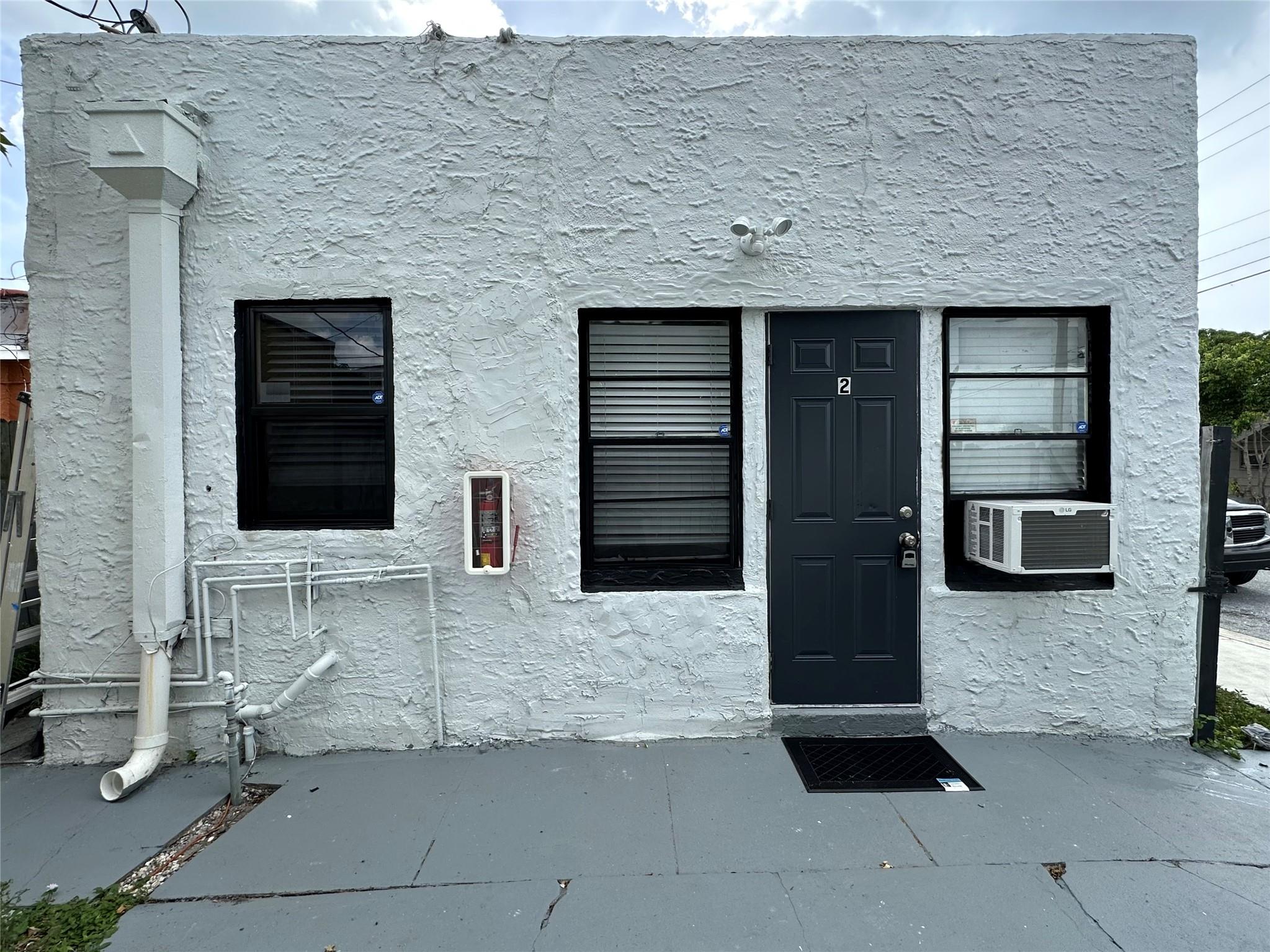 Very well maintained 1 bedroom, 1 bath apartment in a great location. DON'T MISS THIS GREAT OPPORTUNITY!!!