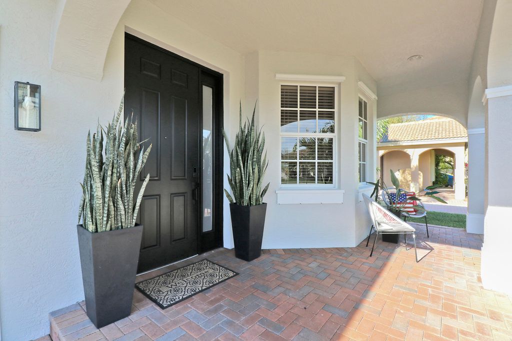 Photo of 1111 SE Kirk Street, Stuart, FL 34997 (MLS # R10962321)