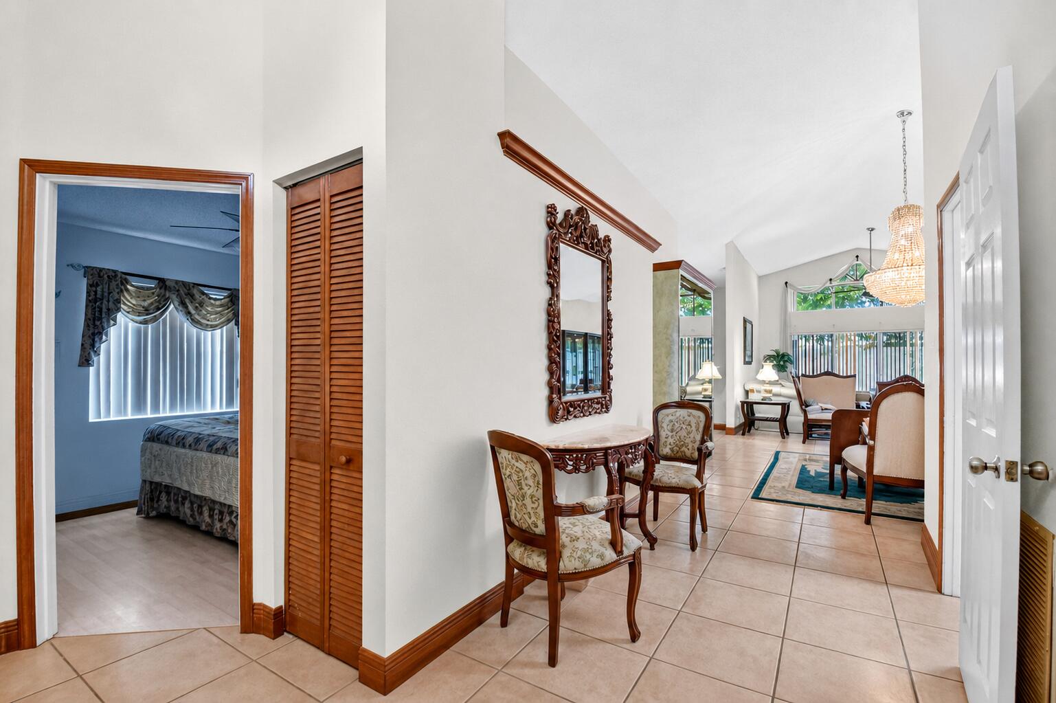 1059 Fairfax Circle W