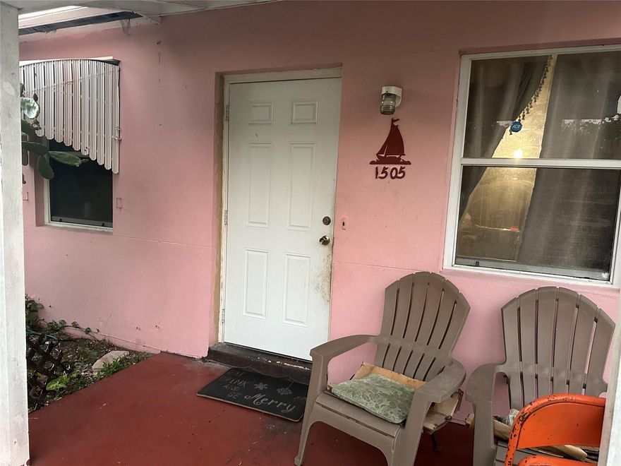 BEAUTIFULL 3/2 , PRICE TO SELL, CLOSE TO ALL MAJOR  HIGHWAYS AND BEACHES, NO HOA, OWNER OCCUPY, CALL LA FOR SHOWING , BY APPOINTMENT ONLY. CLOSE TO MAJOR HIGHWAYS AND BEACHES