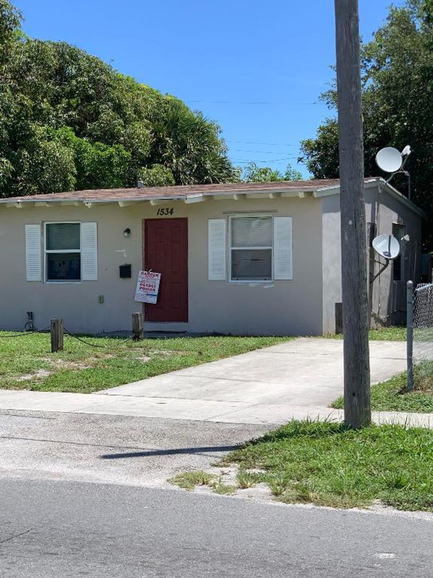 2 BEDROOM 1 BATH WITH EXTRA DEN CAN BE A BABY ROOM AS WELL.
CENTRAL AIR AND LAUNDRY ROOM 
EXTRA BIG BACK YARD FOR ENTERTAINMENT.
TENANT OCCUIPIED.\
PLEASE DO NOT DISTURB