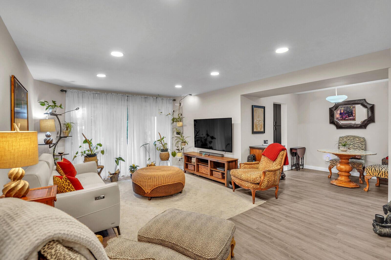 3524 Via Poinciana 102, Lake Worth, FL, 33467/$170,000 1 3524 Via Poinciana 102