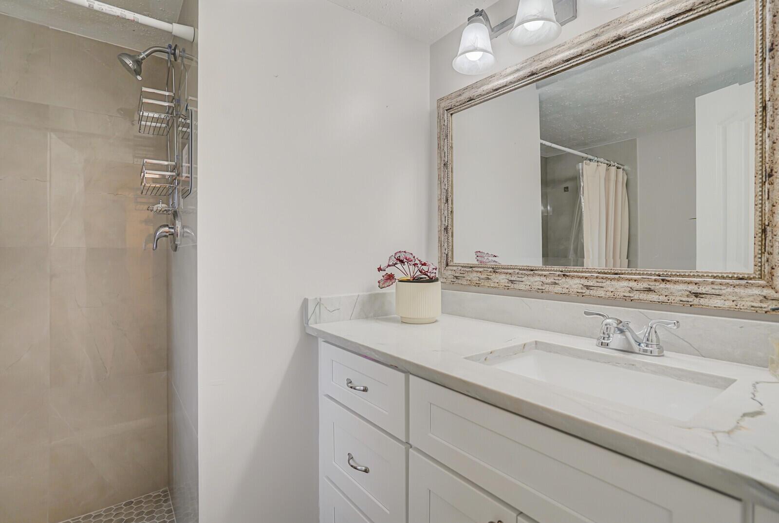3524 Via Poinciana 102, Lake Worth, FL, 33467/$170,000 2 3524 Via Poinciana 102