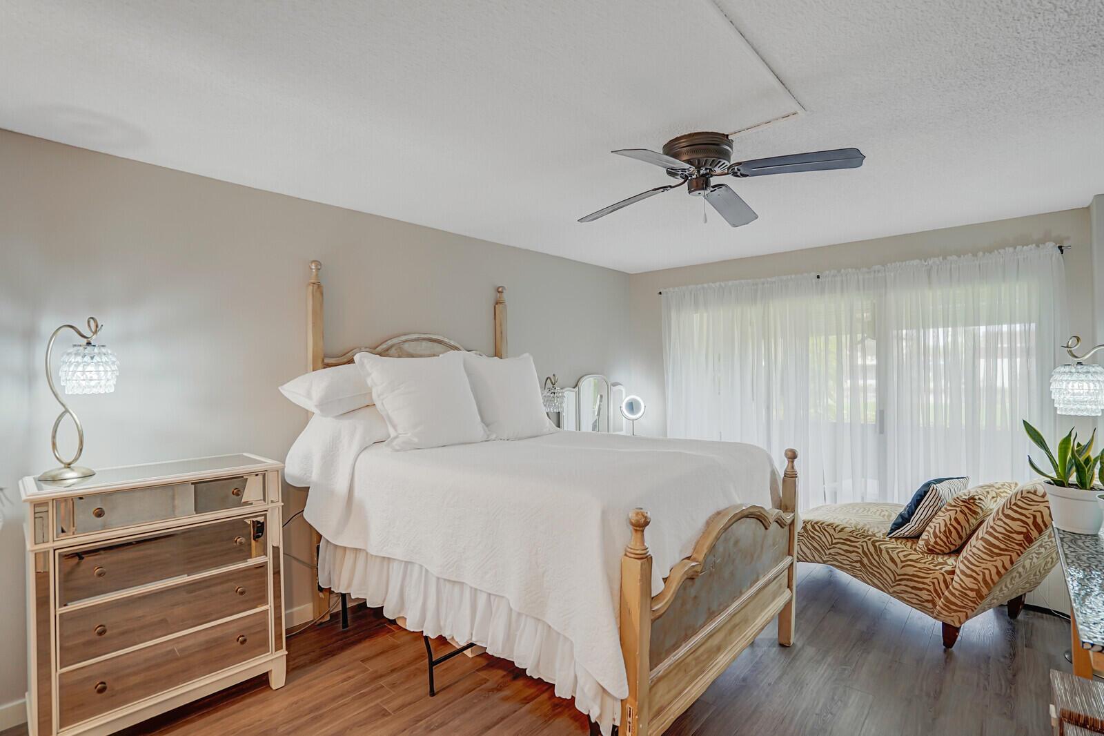 3524 Via Poinciana 102, Lake Worth, FL, 33467/$170,000 4 3524 Via Poinciana 102