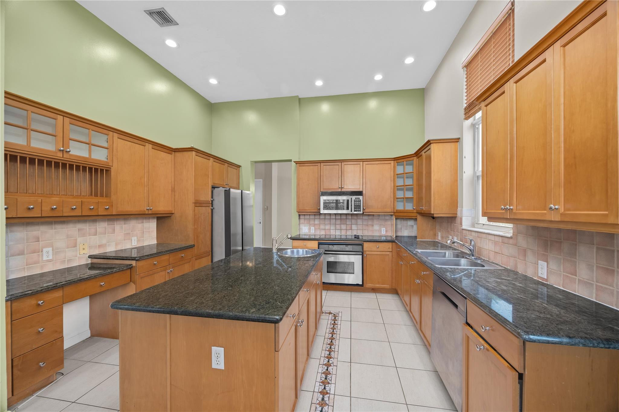 Riviera Isles I 167-28 B - Residential