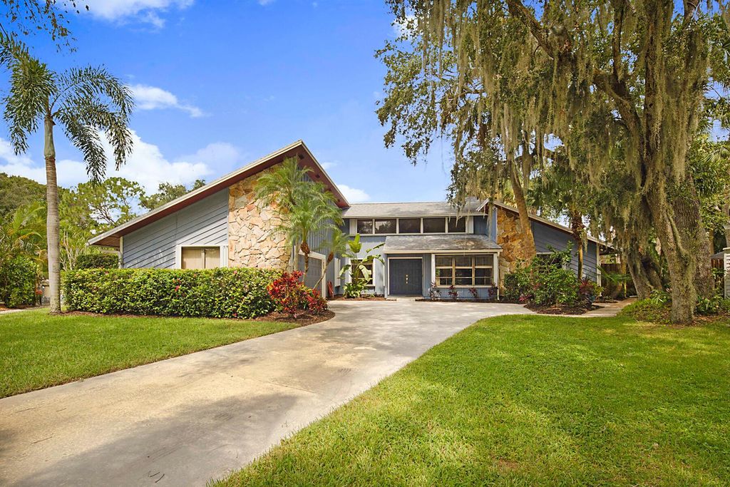 Photo of 2625 Prosperity Oaks Ct, Palm Beach Gardens, FL 33410 (MLS # R10916594)