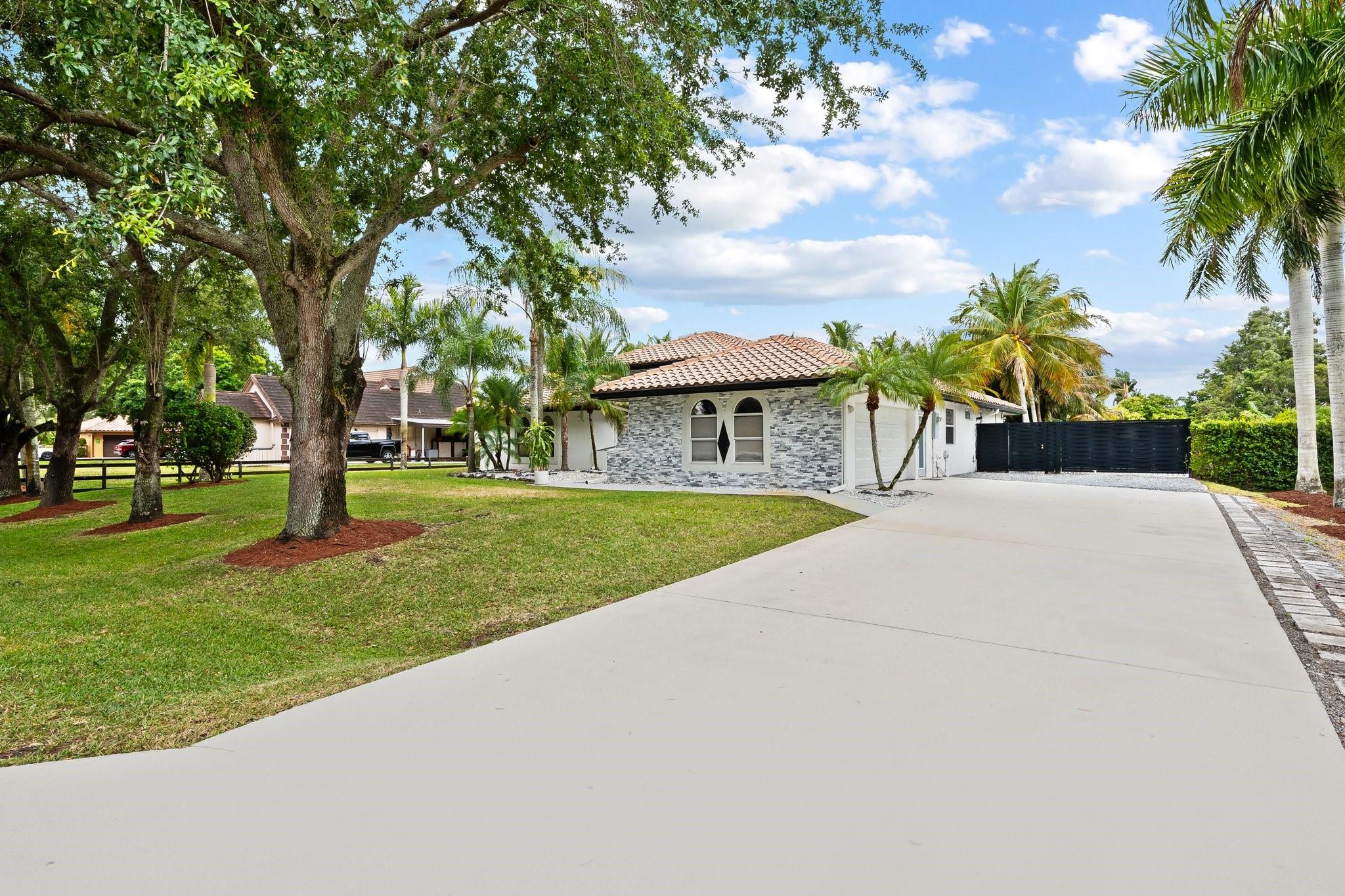 Photo 6 of 38 of 1261 NW 116th Ave house