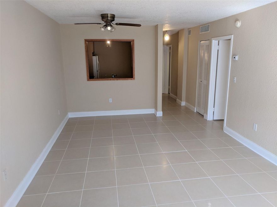 Clean unit with enclosed patio in Great location. Near shops and restaurants and easy access to US 1 and I95