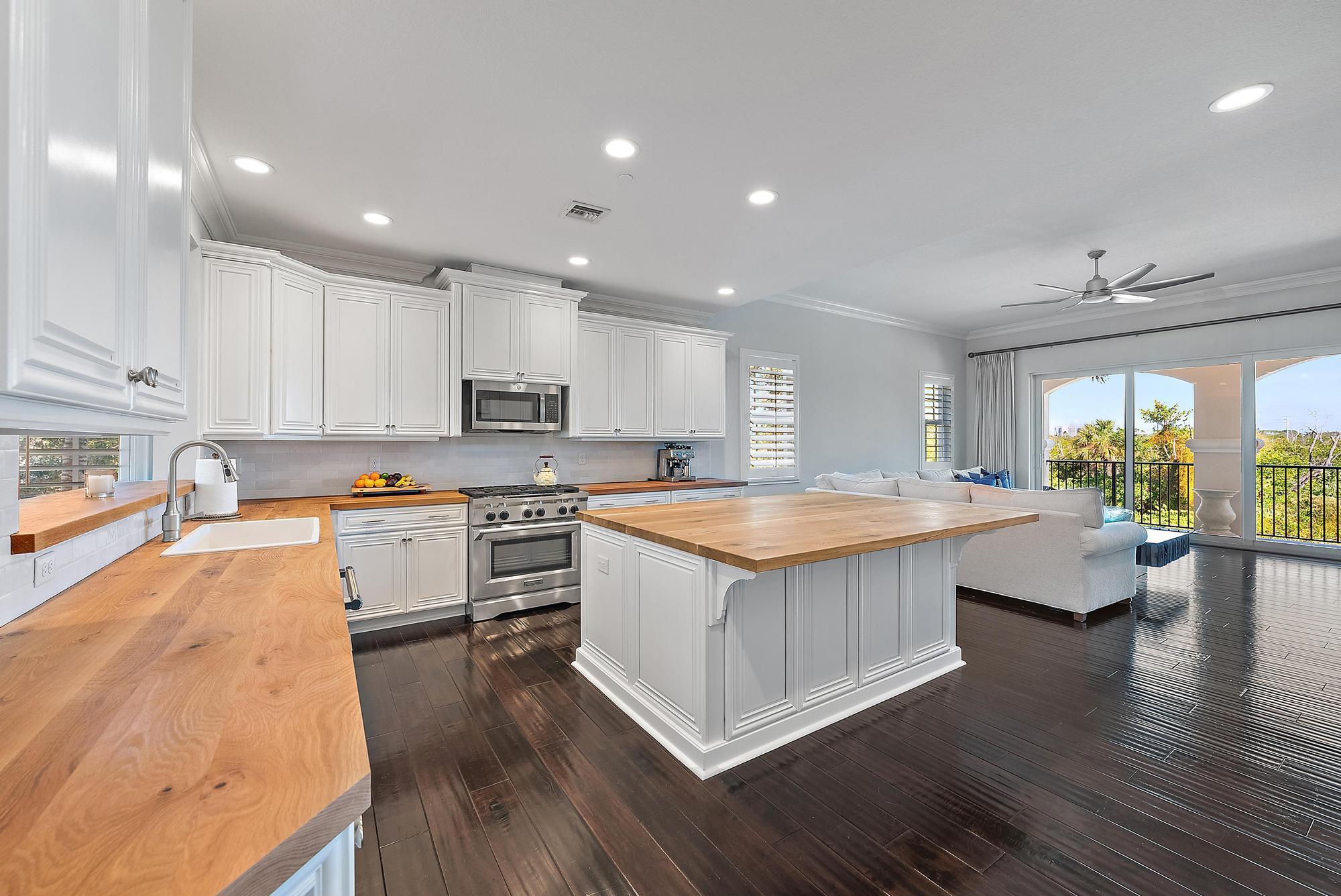 CARRIAGE HOMES AT FRENCHM - Residential