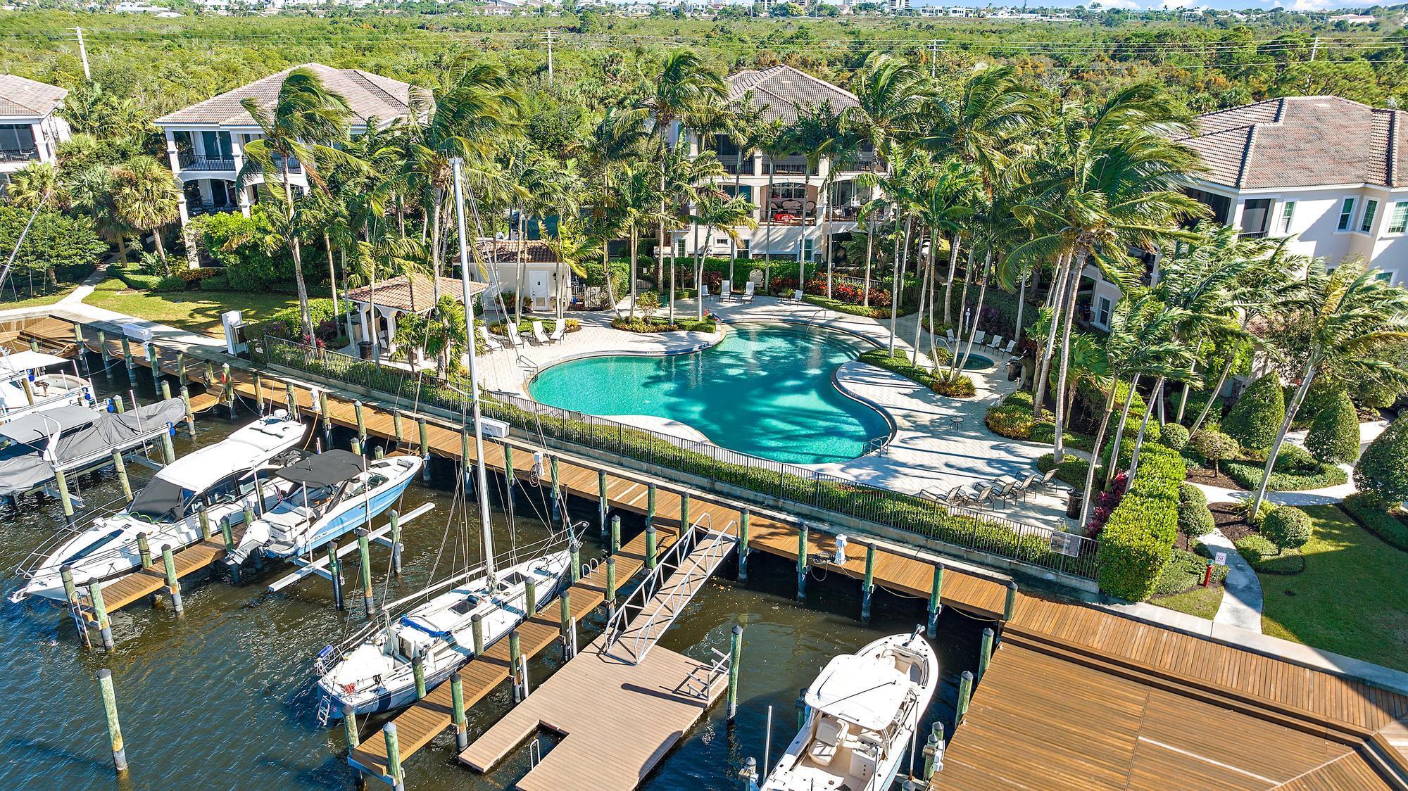 CARRIAGE HOMES AT FRENCHM - Residential