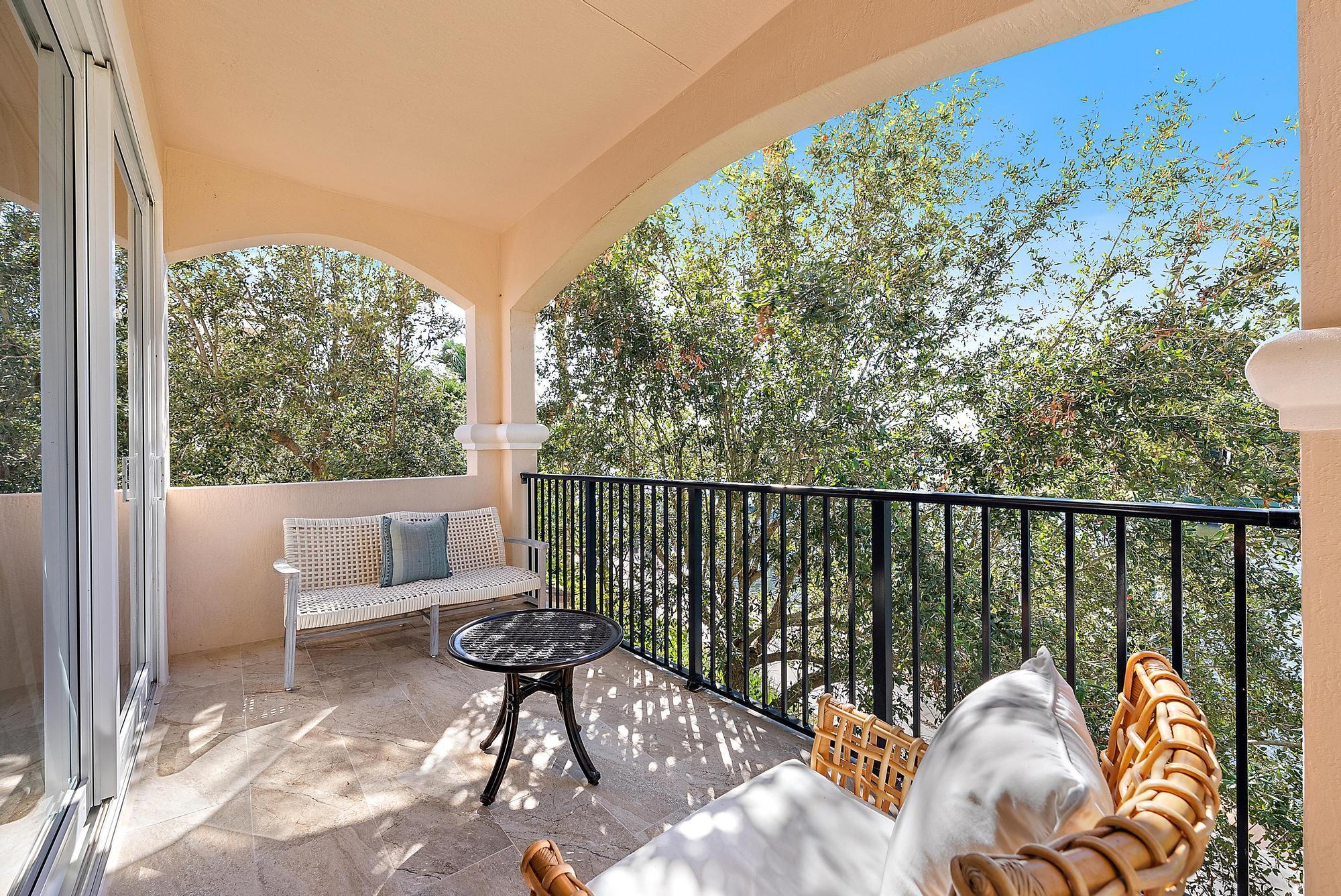 CARRIAGE HOMES AT FRENCHM - Residential