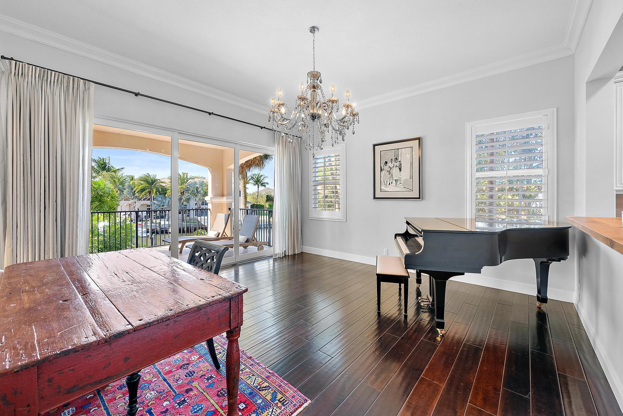 CARRIAGE HOMES AT FRENCHM - Residential