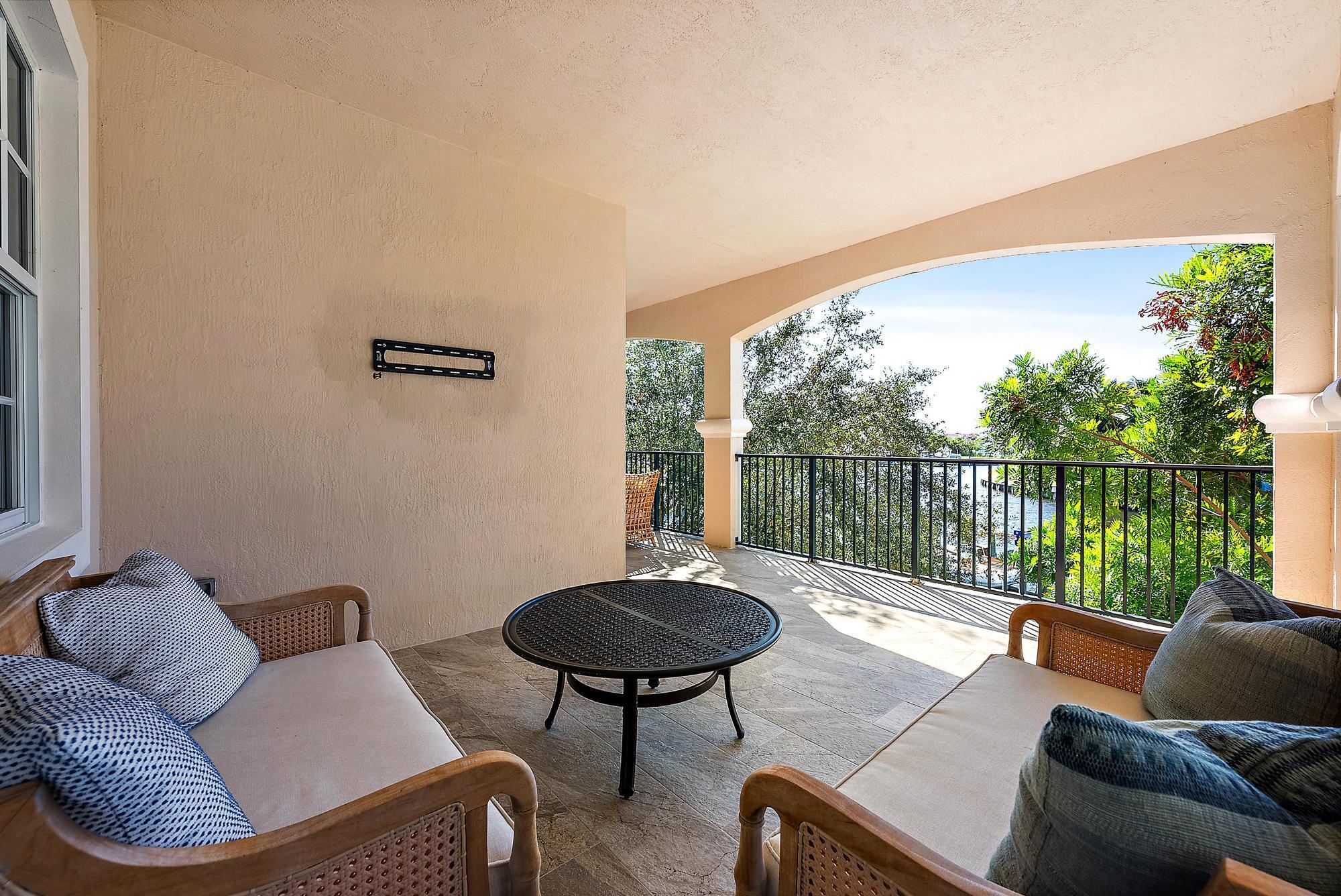 CARRIAGE HOMES AT FRENCHM - Residential