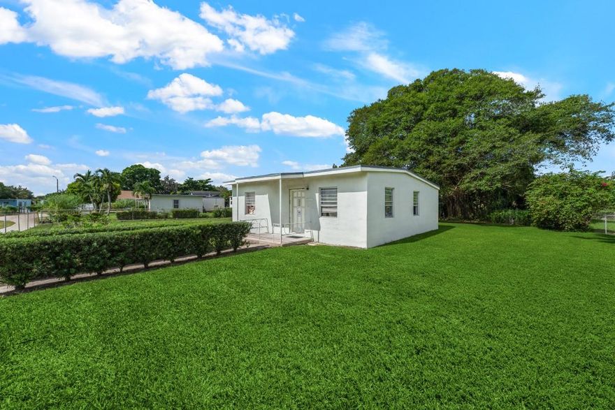 Large back yard with lots of room for a house addition or big pool. Lot Size 11,421 SqFt House is 2 Bedrooms 1 Bathroom. 814 SqFt Investor investment property.