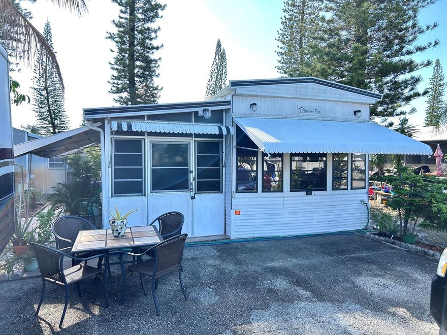 Mobile home located in Highland Pines RV Park, featuring 1 bedroom and 1 bathroom. The home offers a very spacious Florida room and includes two parking spaces. Well maintained and ideal for comfortable living in a quiet, well-located community.