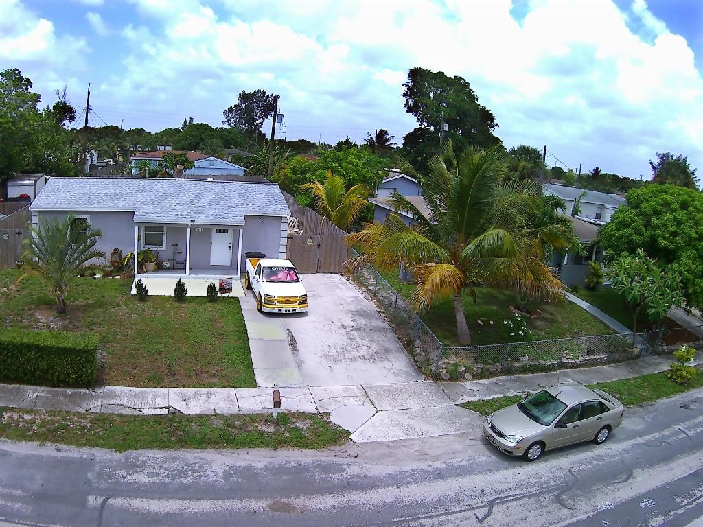 Photo of 1413 S C Terrace Terrace S, Lake Worth Beach, FL 33460 (MLS # R11094278)