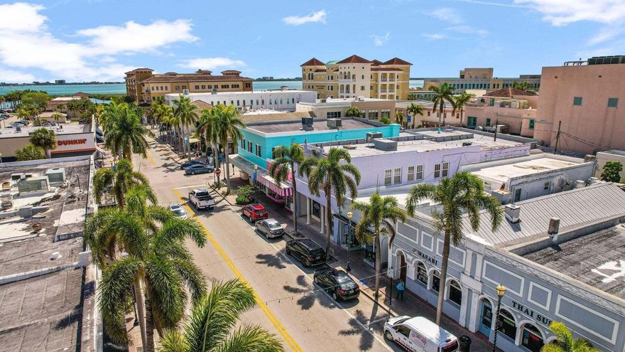 Enjoy all downtown Ft. Pierce has to offer, all within walking distance to the Sunrise Theater, city marina, courthouse, beautiful shops and restaurants. Walking distance to the Indian River and a short bike ride to the beach . Pets Ok. City Water is included.