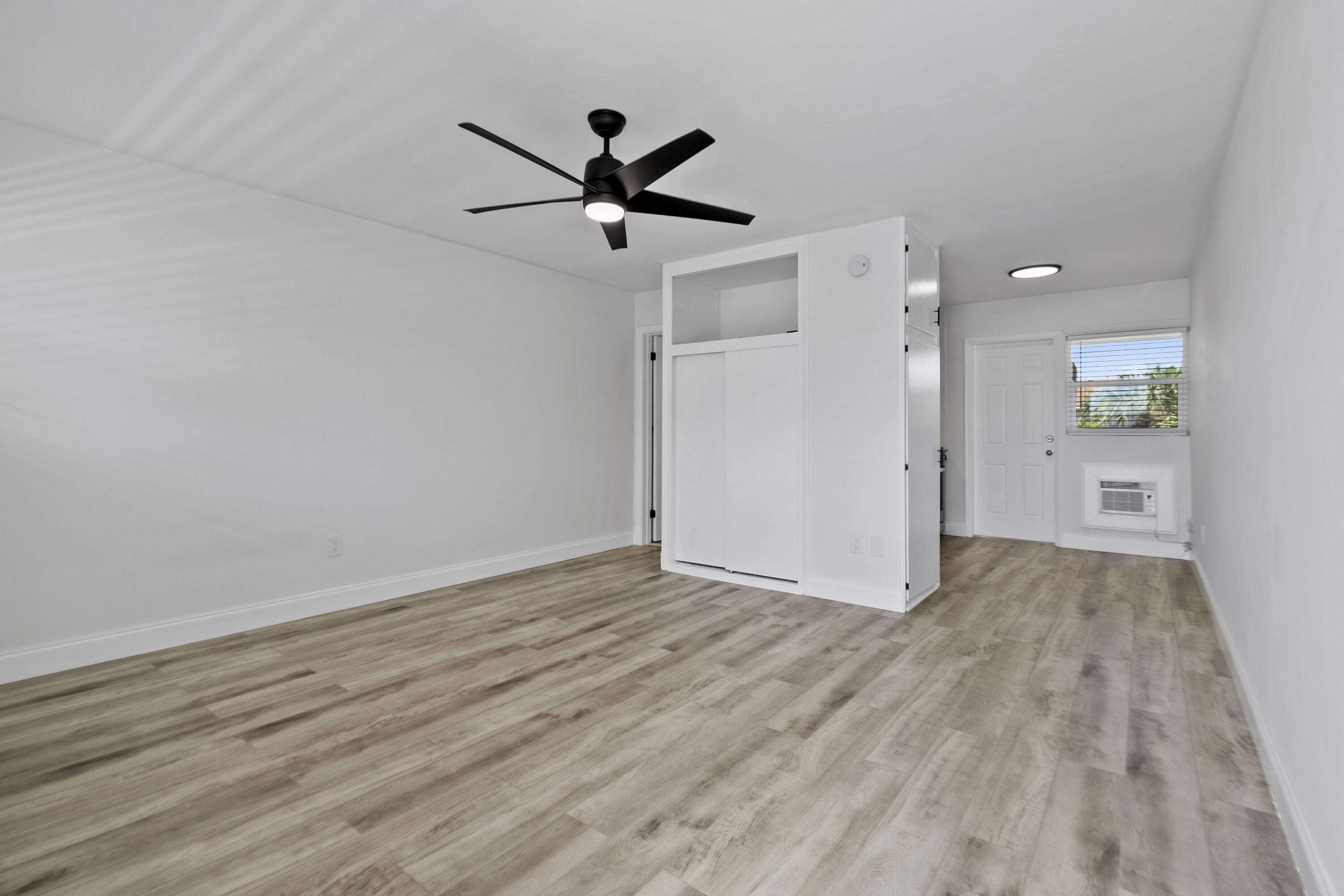 TROPICAL BEACH - Residential Lease