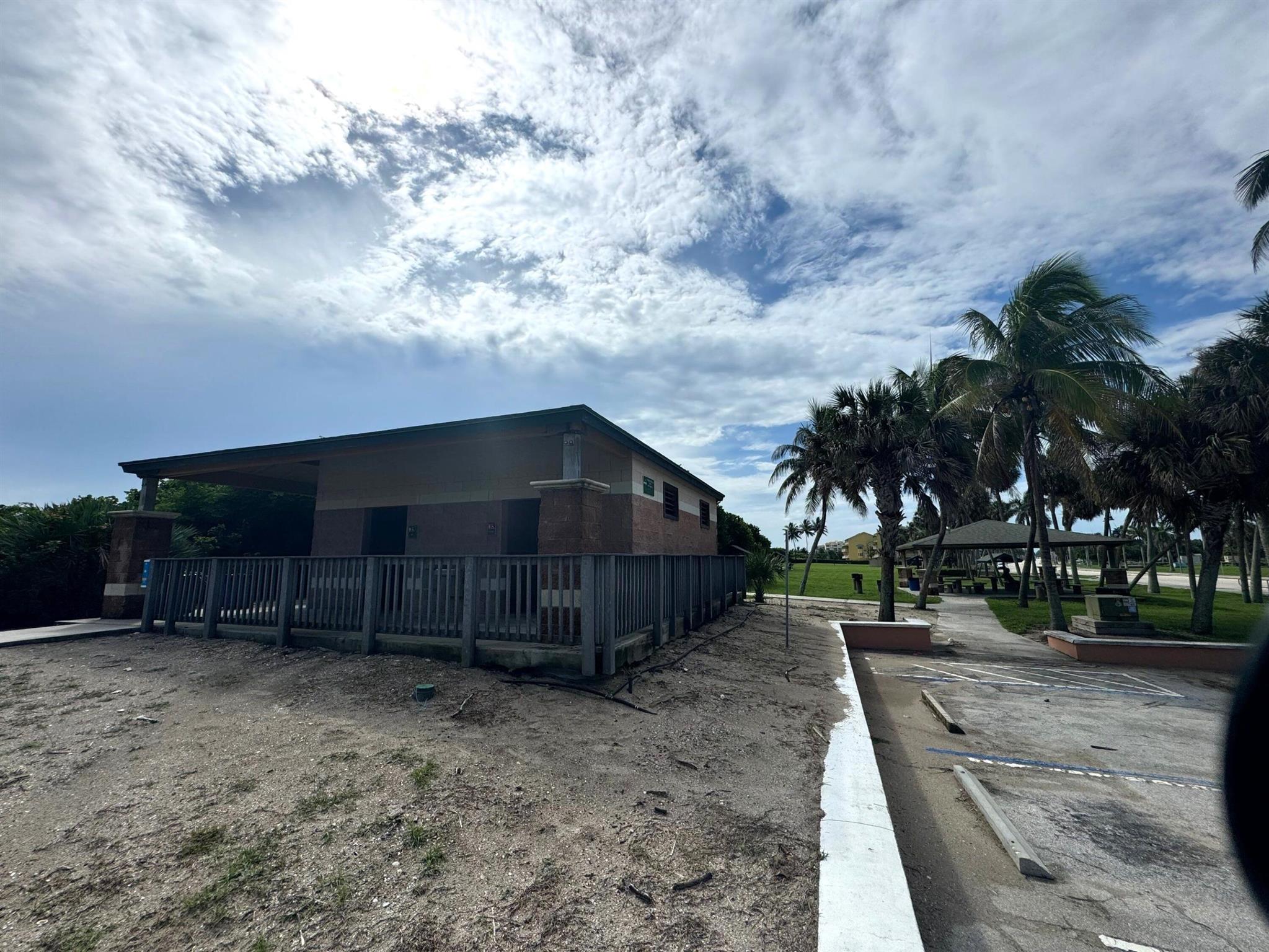 TROPICAL BEACH - Residential Lease